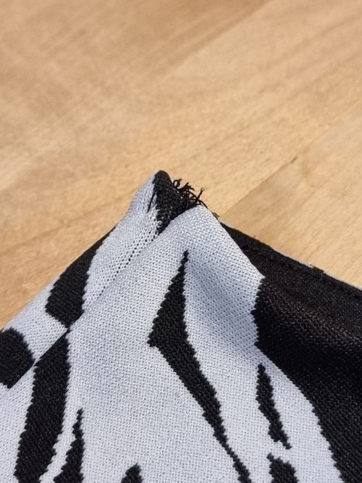 Top assimétrico Zara com estampa de folhas