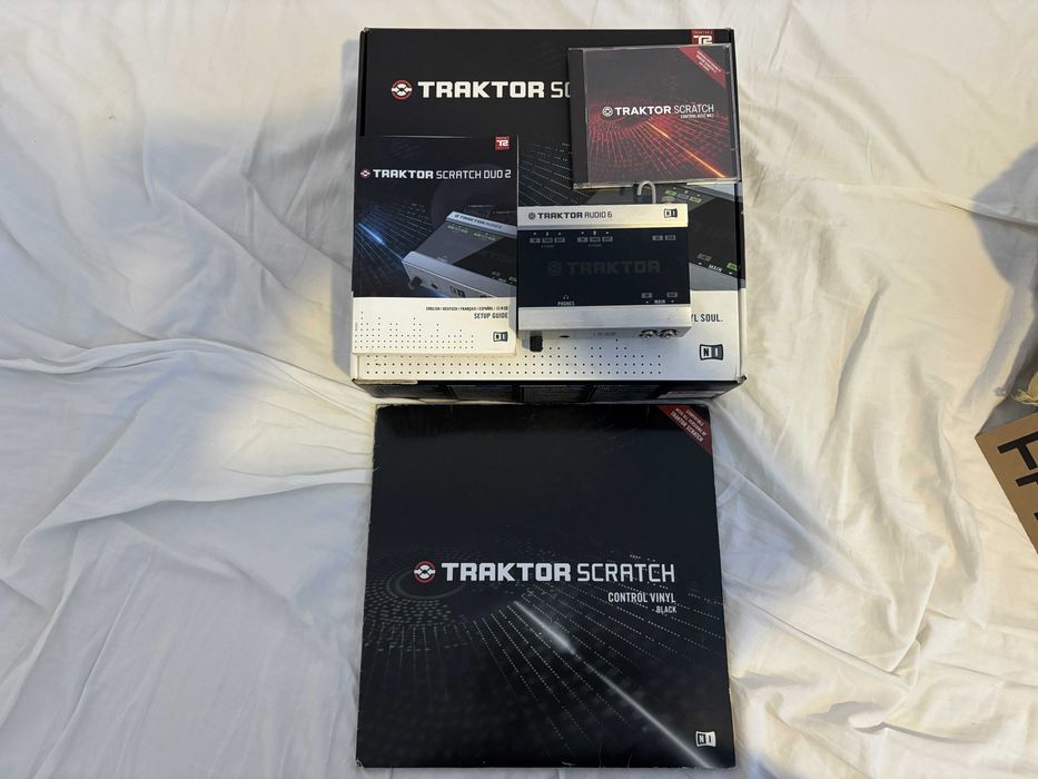 Traktor Scratch Duo 2 (Audio A6) completo + Dois vinis de controlo nova geração Purple e Neon Pink