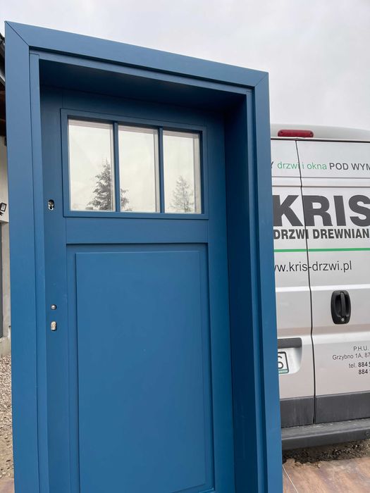 Drzwi zewnętrzne drewniane niebieskie ościeżnica na całą grubość muru