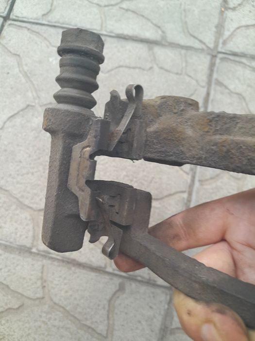 Скоба суппорта Тойота Королла Е150