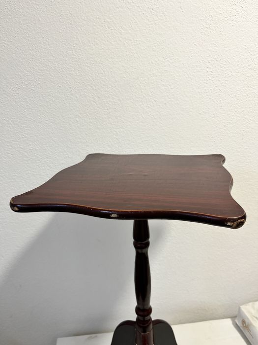 Mesa de apoio vintage, com alguns sinais de uso 70 cms altura e tampo 40x40