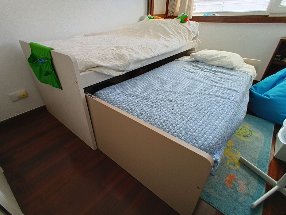 Cama dupla de criança com colchões