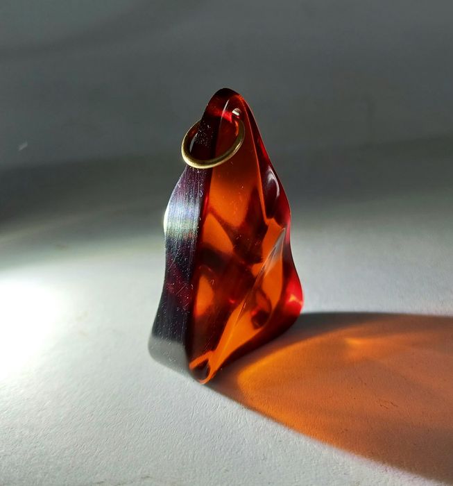 Wisior Art Deco Catalin Futuran Cherry Amber