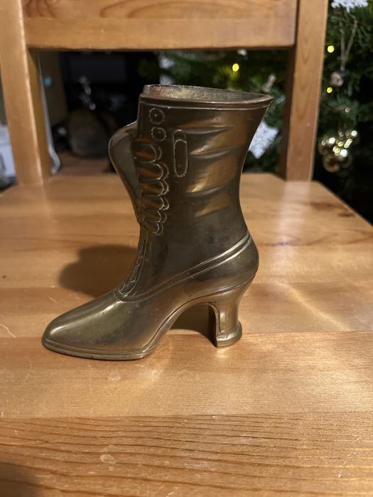 Mosiężny but figurka