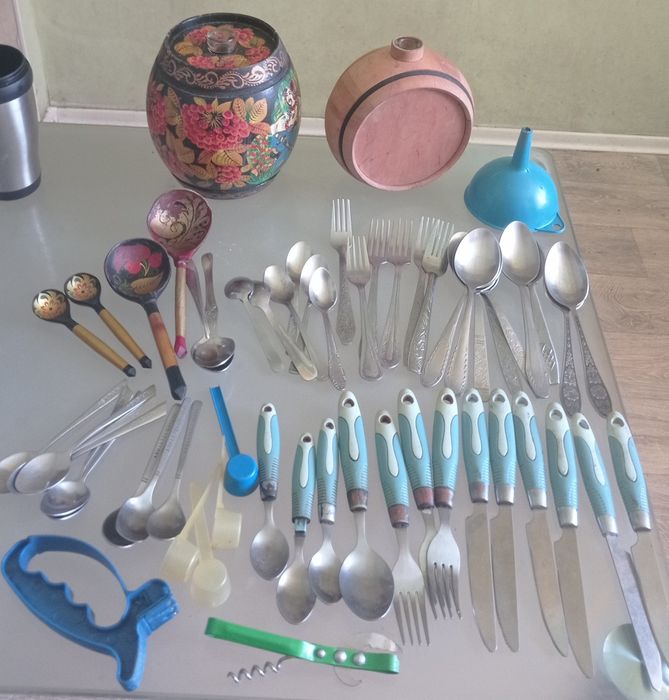 Чайники ,сахарница,самовар, сковородки бокалы,ложки, вилки,посуда.