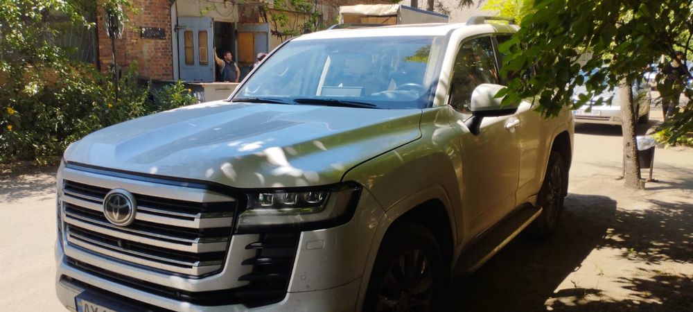 Продам Toyota Land Cruiser 300 2021