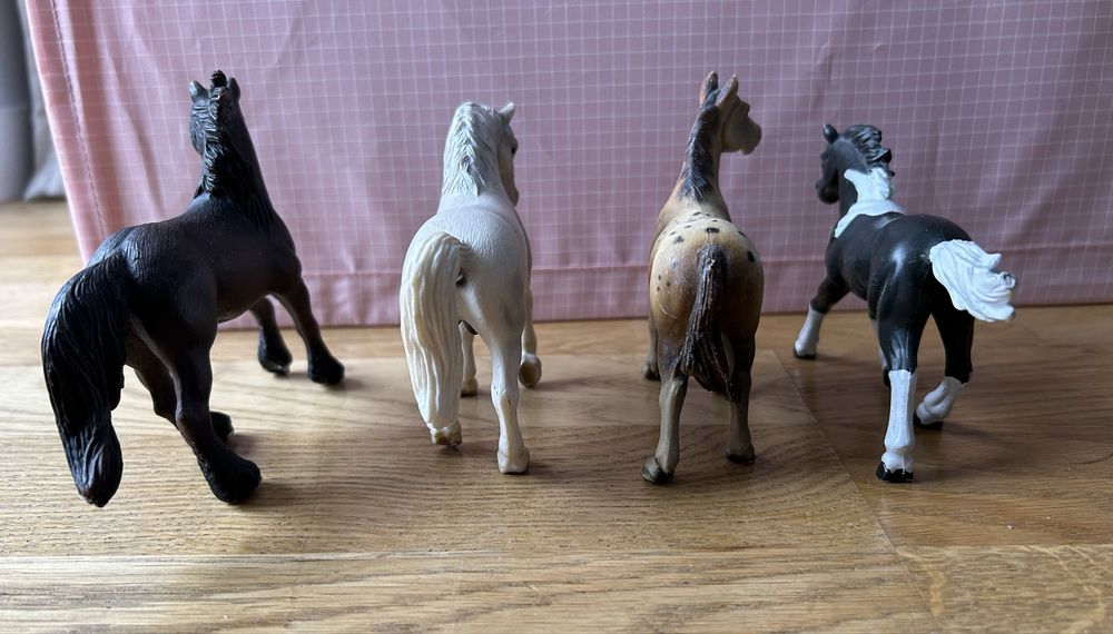 Figurki koni – zestaw 4 szt. (Schleich + 1 innej marki)