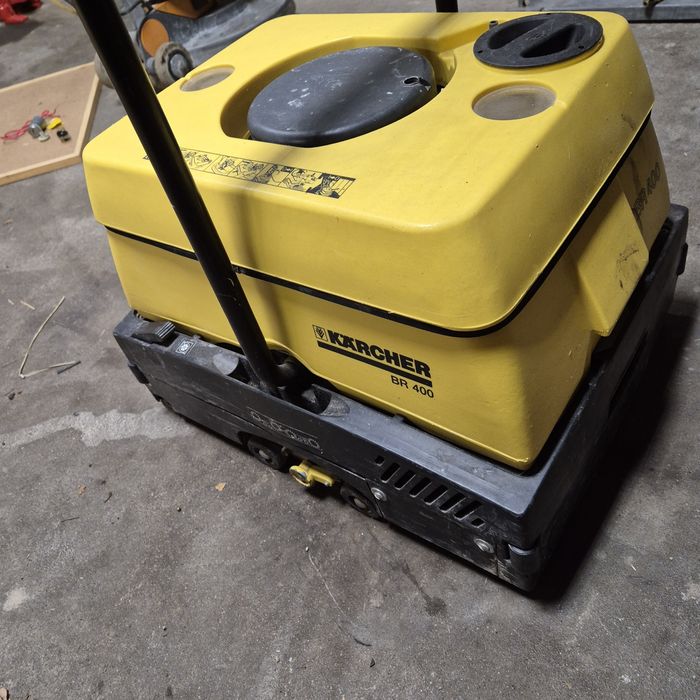 Szorowarka do podłóg Kärcher BR 400.