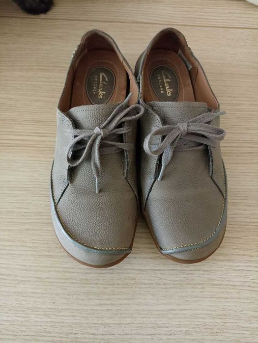 туфлі  кросівки  мокасини Clarks