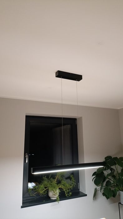 Czarna lampa wisząca LED 80cm z drewna jesionowego