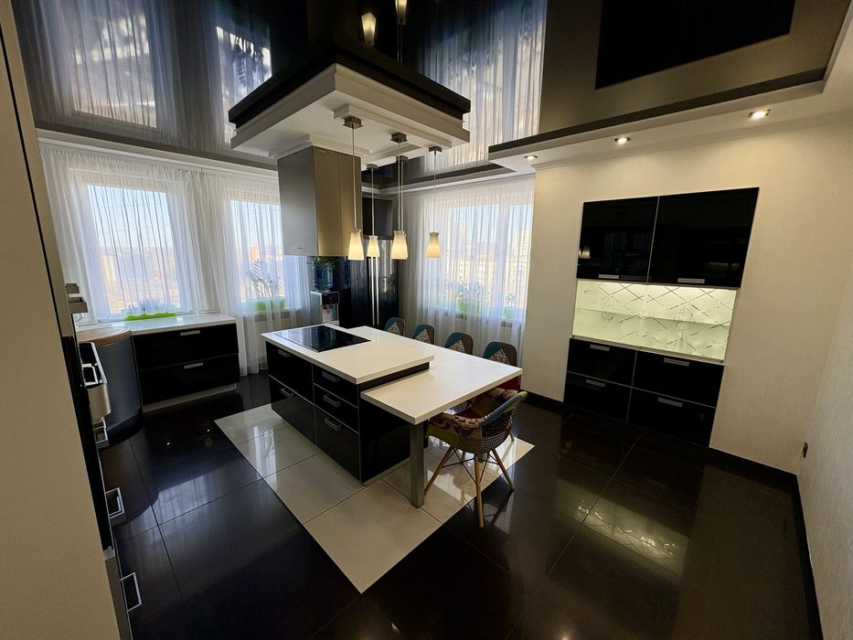 Продам 2-во поверхову квартиру в центрі міста