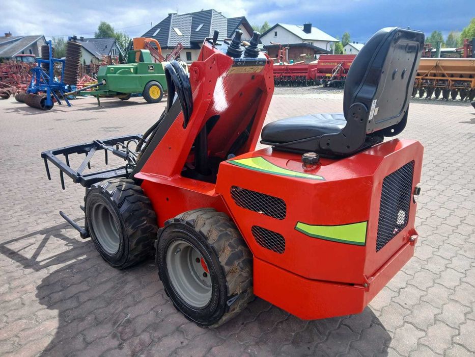 Mini ładowarka avant 320