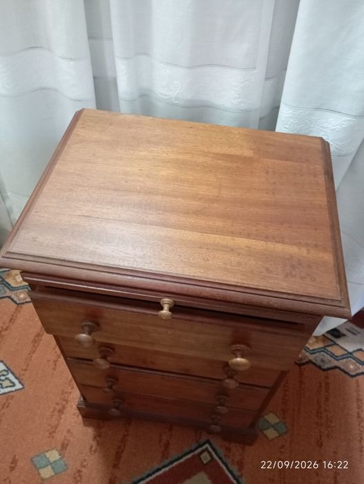 Mesa cabeceira com mesa extensível