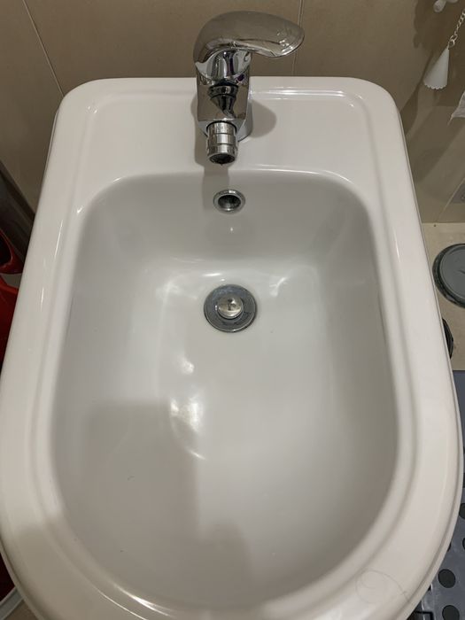 2 bidés em bom estado.