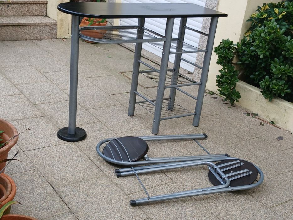 Vendo BALCÃO de cozinha/MESA com prateleiras de arrumação + 2 CADEIRAS