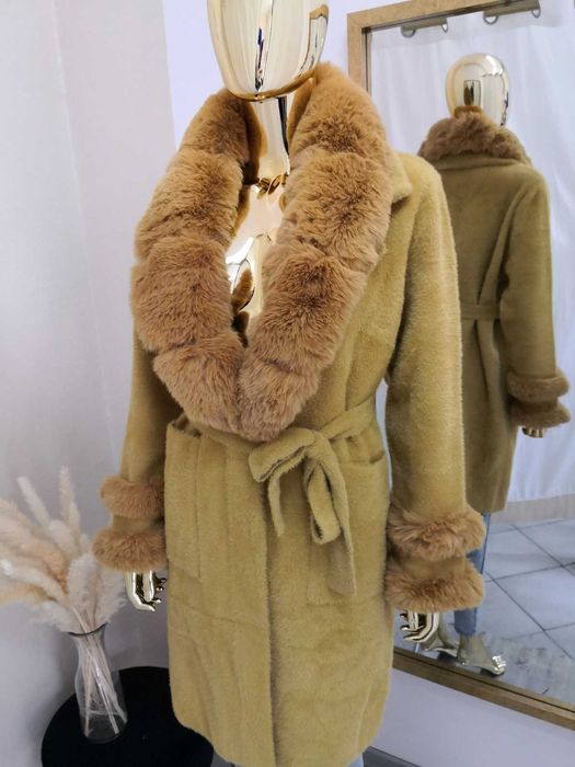 Miodowy płaszcz alpakja z futerkiem przy kołnierzu