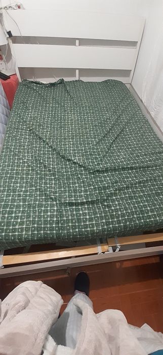 Colchão  usado. Em bom estado. De mola. Tem capa pois tem uma mancha.