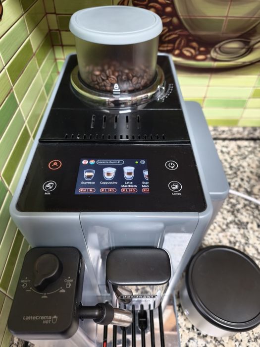 Máquina de café automática Delonghi Rivelia com garantia até outubro de 2027