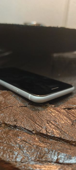 iPhone SE 2020 c/ Caixa Original - Ecrã Impecável (Bateria 73%)
