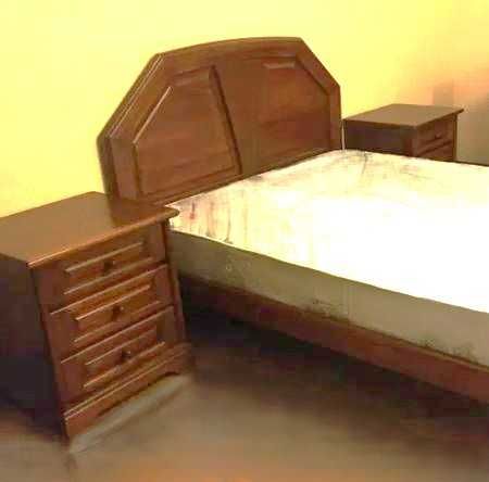 Cama e mesas cabeceira madeira maciça Cerne