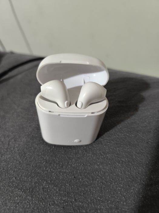 Słuchawki bezprzewodowe bluetooth jak airpods praktycznie nowe