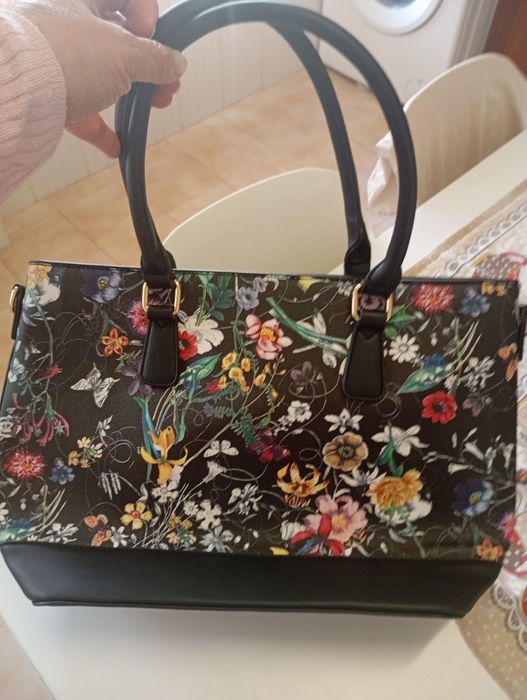 Mala preta com flores