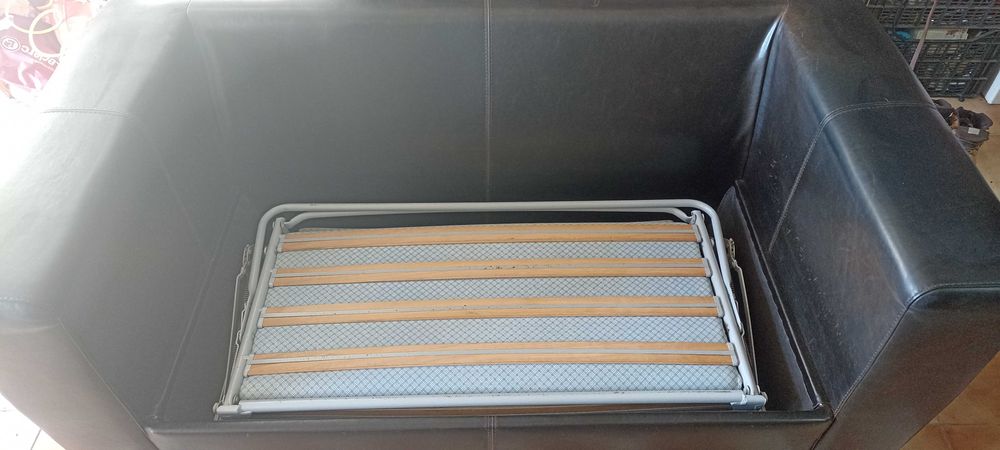 Vendo sofá-cama, 2 lugares, em pele, castanho escuro/preto