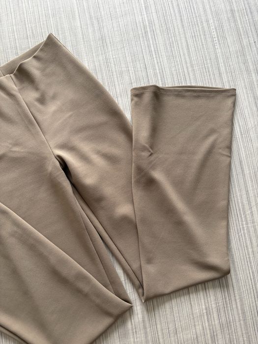 Calças flare creme H&M
