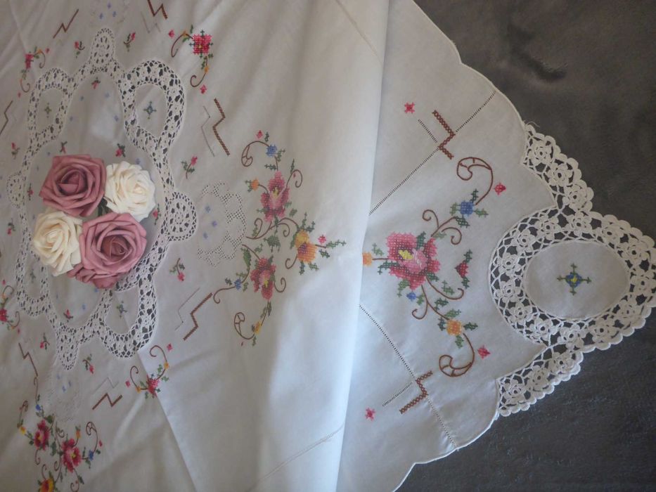 Toalha de linho abundantemente bordada a ponto cruz e renda 125x125cm