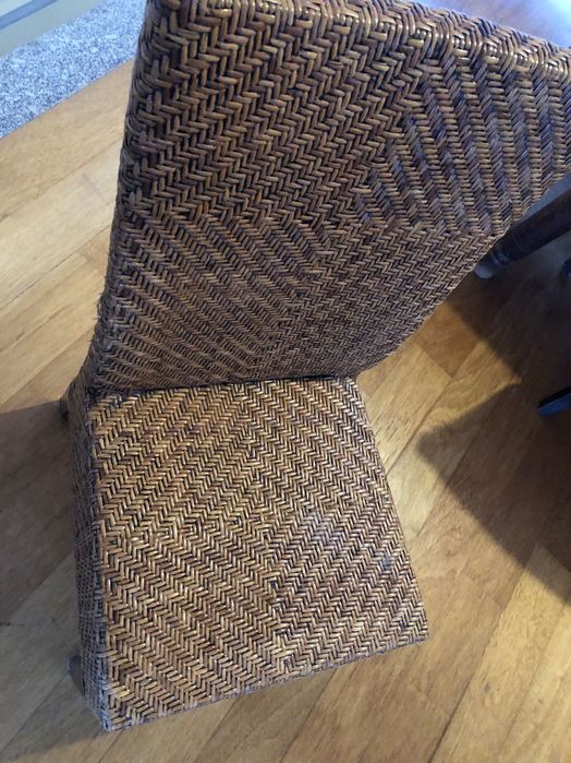 Móveis usados: aparador, mesa, cadeiras