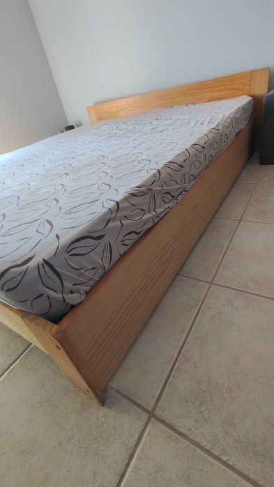 Cama de casal seminova