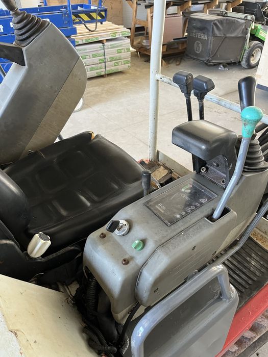 Minikoparka takeuchi TB016