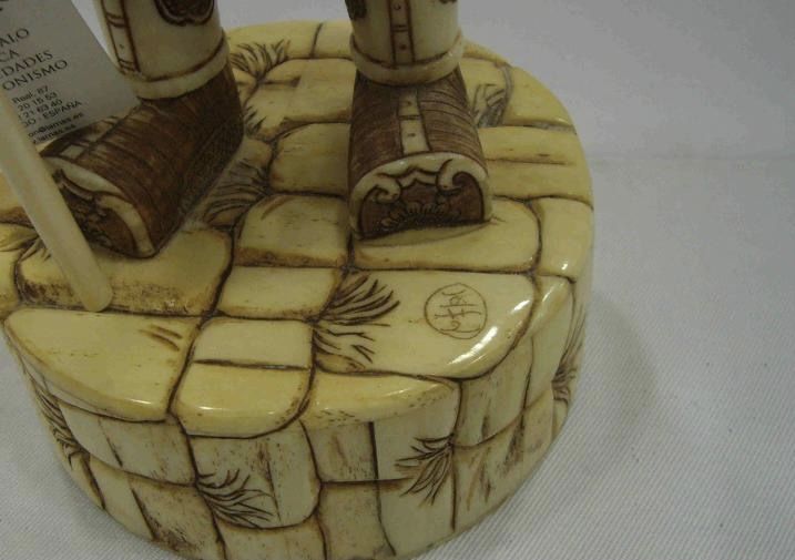 Figura de samurai Japão em osso de bufalo de agua Mede 43