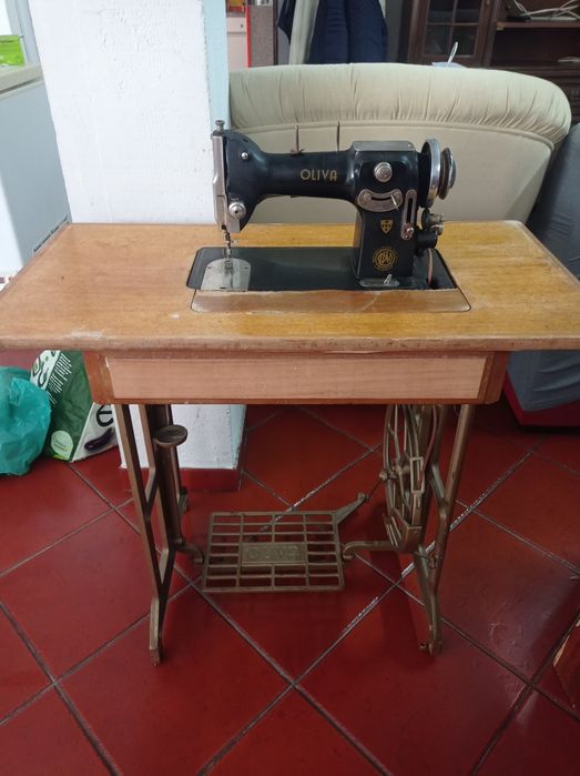 Máquina de Costura Antiga OLIVA com Móvel / Pedaleira – Peça Vintage