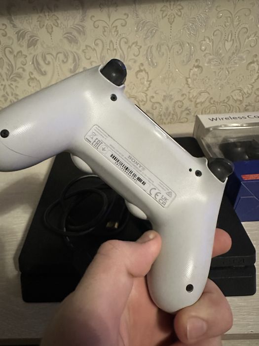 Продам PS4 Slim + Новый геймпад