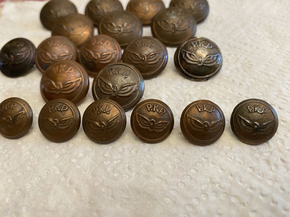 Guziki PKP kolejarza.