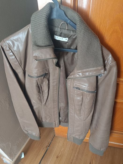 Casaco em pele genuína cor castanha