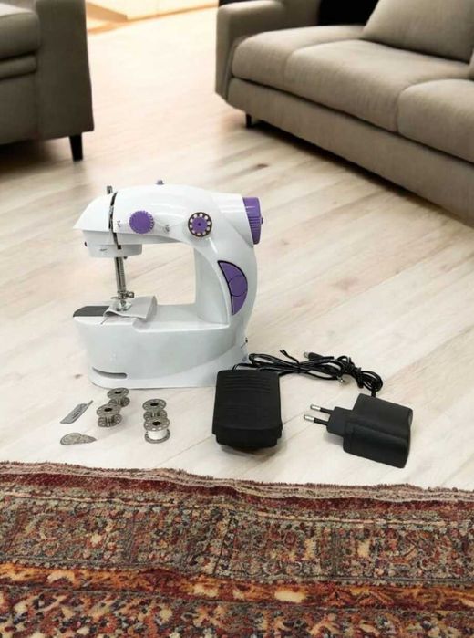 Маленька швейна машинка для домашнього використання з педалью