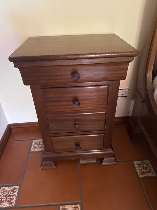 Mobília de quarto (madeira exótica)_CamaCasal+2mesinhas+guarda-fatos -