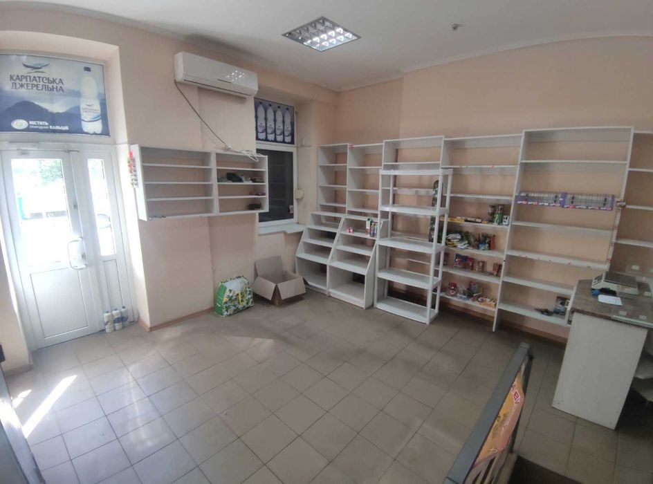 Продається комерційне приміщення по вул. Підзамче (біля заправки ОККО)