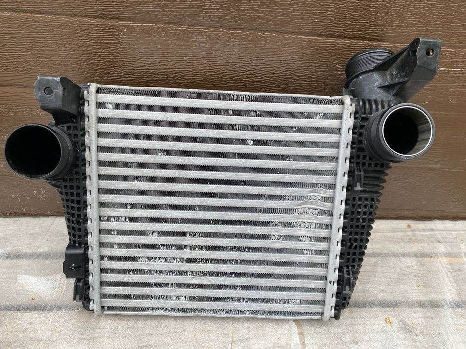 Porsche macan радіатор інтеркулер правий 95b145804f