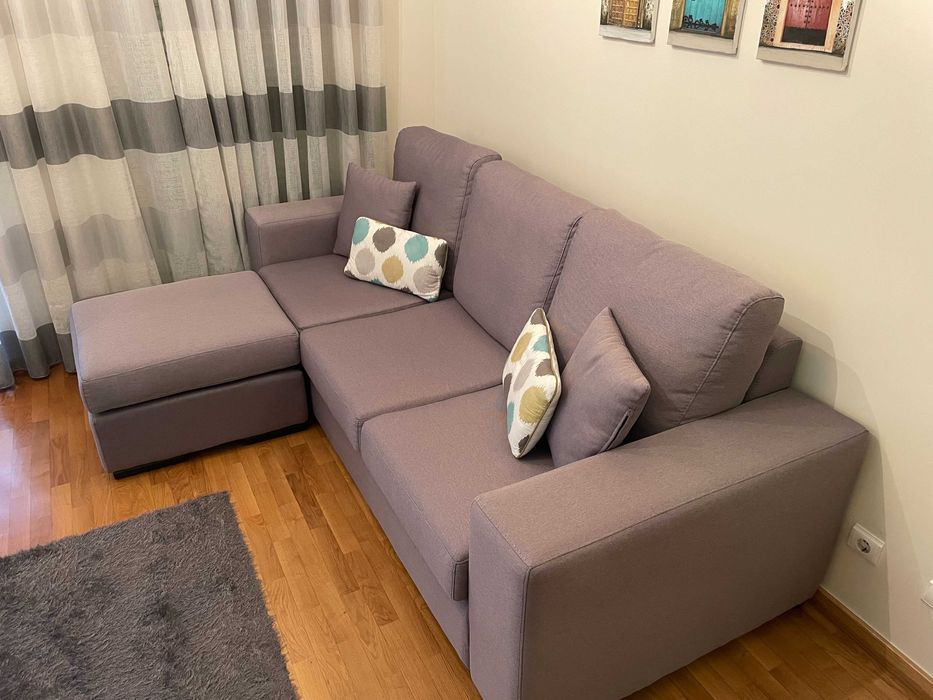 Sofá (praticamente novo), com 240x100cm e poof/chaiselong com 90x70cm