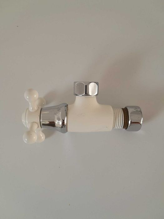 Torneiras clássicas brancas 1/2"