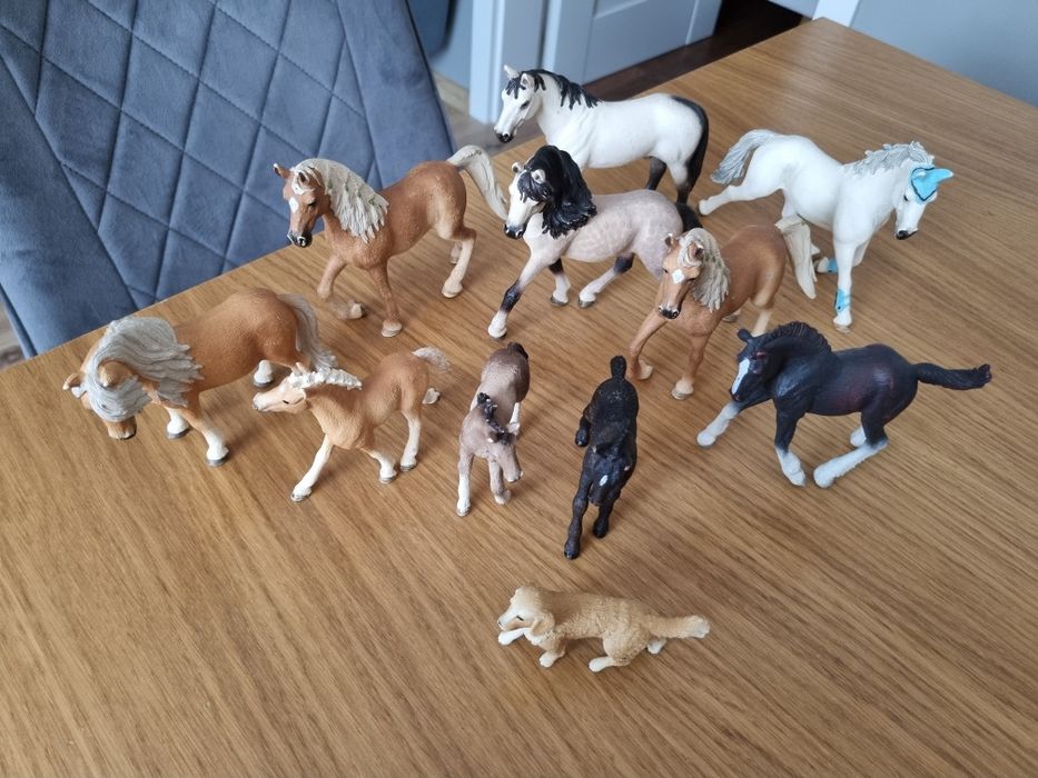 Zestaw koni figurek schleich