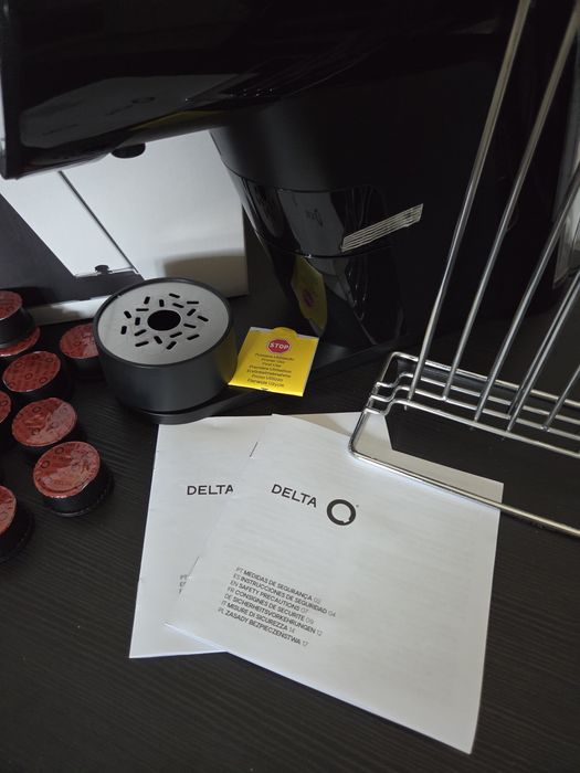 Máquina de Café Delta Q Iconiq nova e oferta de 20 cafés e suporte de Cápsulas .
