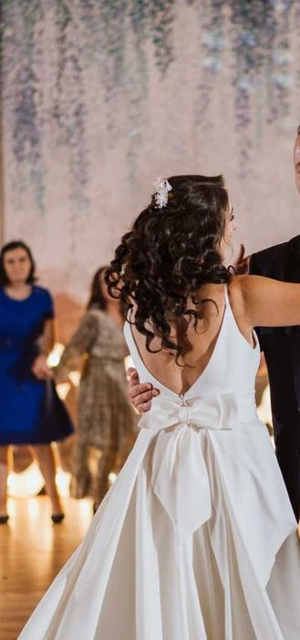 gładka suknia ślubna satyna kokarda