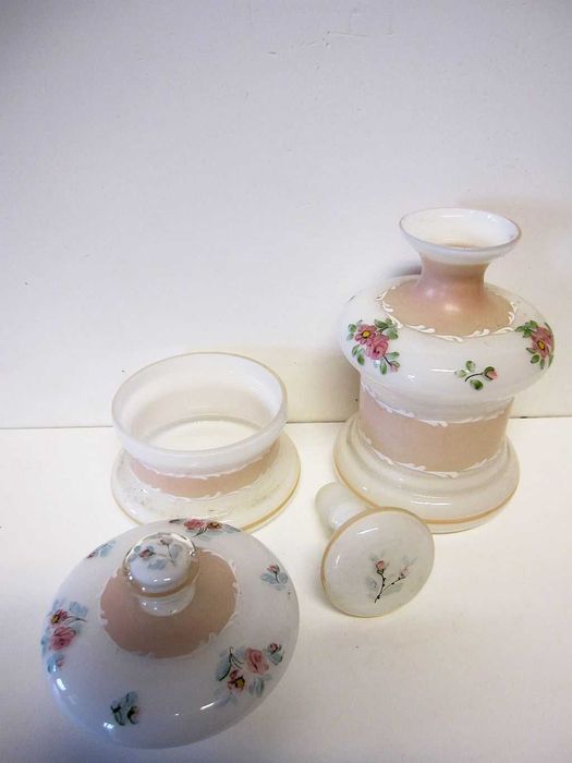 lindo antigo conjunto de toilete em vidro pintado à mão