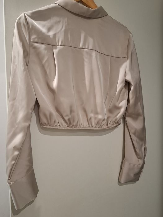 Blusa crop creme acetinada nova Stradivarius
Tamanho S
Cintada
Elegante