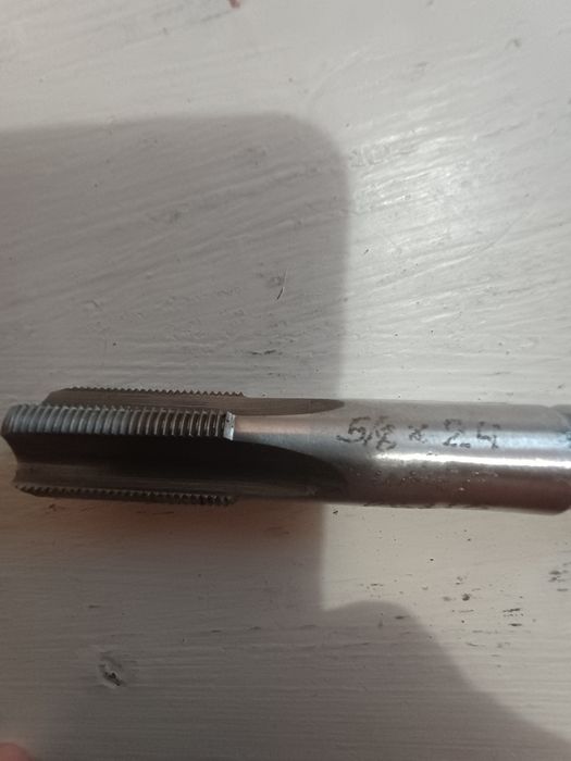 Метчик новий 5/8 24