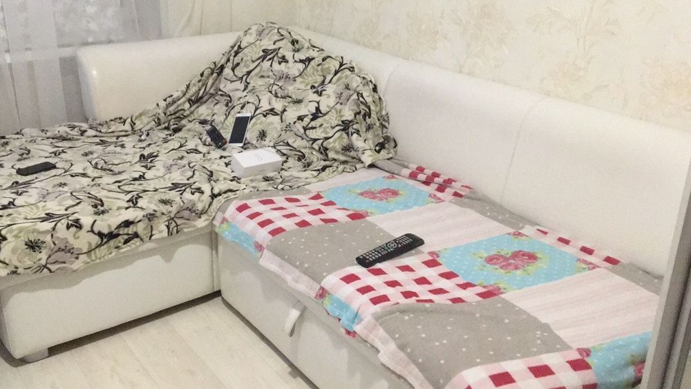 Диван кутовий білий з міцної штучної шкіри